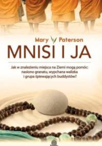 Mnisi i ja. Jak w znalezieniu miejsca na Ziemi mogą pomóc: nasienie granatu, wypchana walizka i grupa śpiewających buddystów? - Mary Paterson