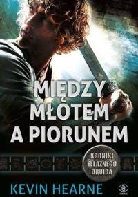 Między młotem a piorunem - Kevin Hearne
